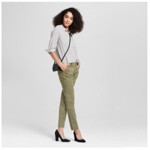 Pants with a floral embroidery